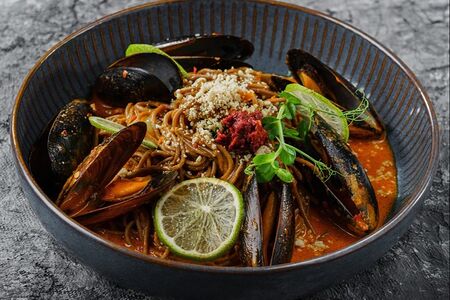 Соба с мидиями в соусе том ям