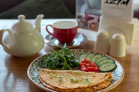 Омлет с томатами и сыром