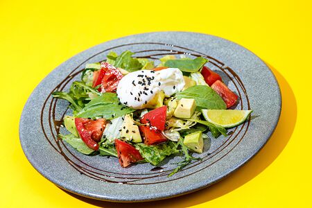 Летний салат с авокадо и яйцом пашот