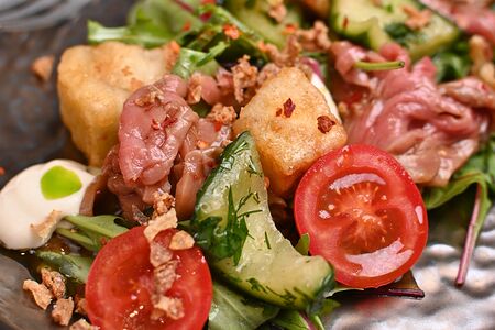 Фирменный салат с ростбифом