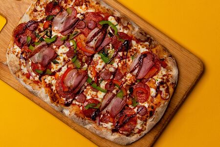 Римская пицца Баварская мясная средняя