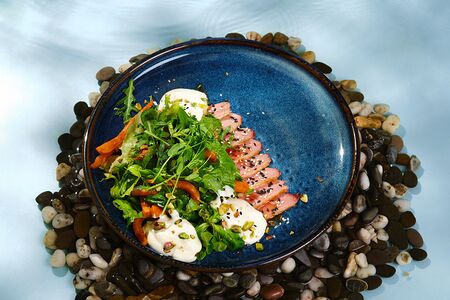 Салат с хрустящим бататом и копчёной уткой