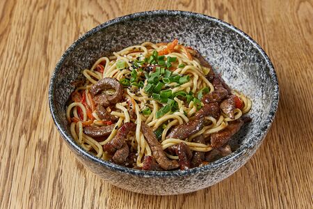 Вок с говядиной и яичной лапшой