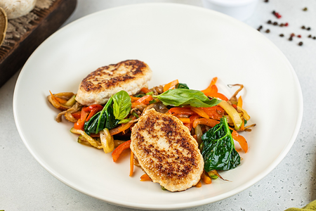 Котлеты из индейки с овощами и грибным соусом