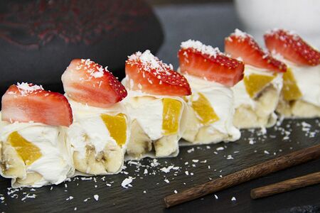 Сладкий ролл с клубникой