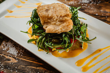 Теплый салат с судаком под соусом манго