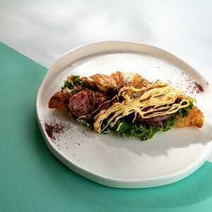 Круассан с ростбифом, сыром чеддер и соленым огурцом