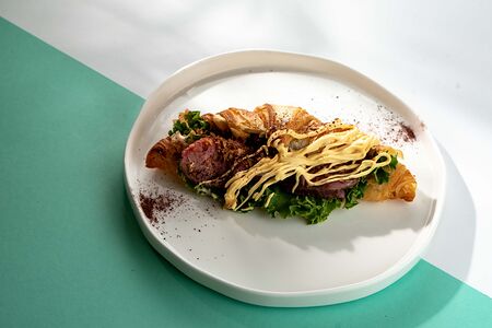 Круассан с ростбифом, сыром чеддер и соленым огурцом