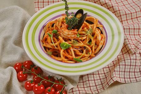 Спагетти с морепродуктами в томатном соусе
