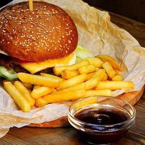 Бургер-сет Гризли с фри и соусом