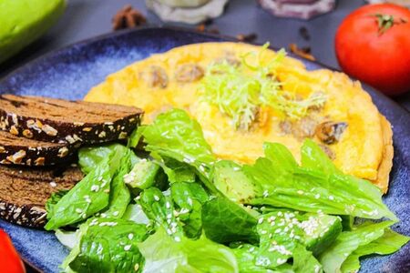 Омлет с грибами, салат зеленый с хрустящим багетом