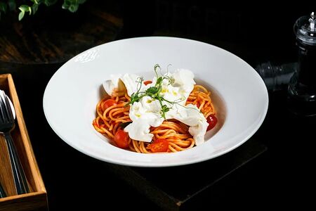 Спагетти с сыром буррата и томатами