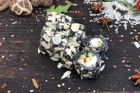 Ролл Блэк Угорь с миндалем