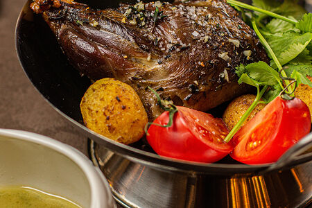 Молочный козленок, запеченный в соляной печи с молодым картофелем