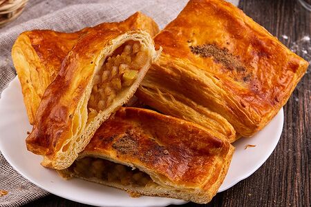 Слойка с яблоком