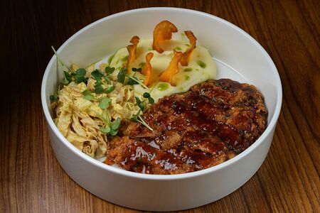 Говядина с картофельным кремом и соусом Шисо