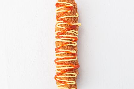 Корн-дог с сыром и сосиской в сухарях панко