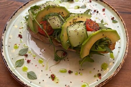 Хрустящая брускетта с гуакамоле и авокадо