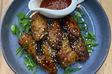 Жареные куриные крылышки с соусом