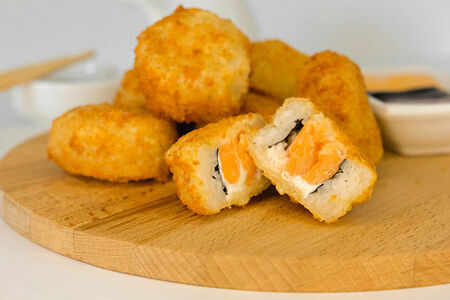 Суши болл с лососем