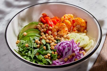 Салат Боул с киноа и креветками