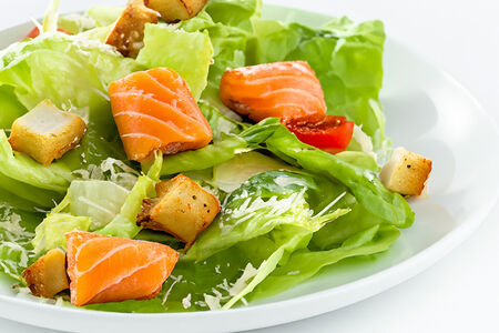 Салат Цезарь с семгой