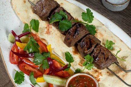 Шашлык филе-миньон из говяжьей вырезки со свежими овощами на итальянской фокачче