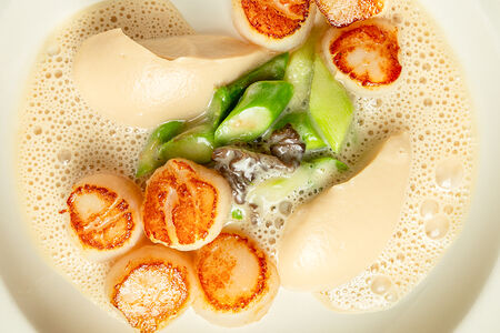 Гребешки со сморчками, спаржей и цветной капустой