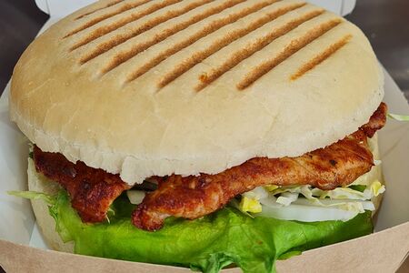 Бургер со свиным стейком и перцем халапеньо