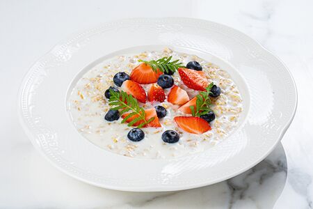 Овсяная каша со свежими ягодами