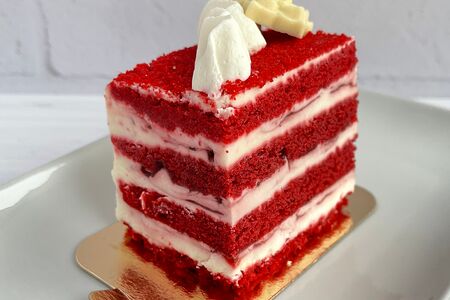 Пирожное Красный бархат с клубничным пюре