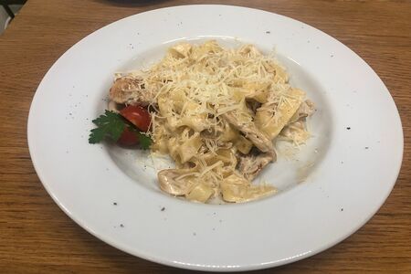 Феттуччине с курицей в сливочном соусе