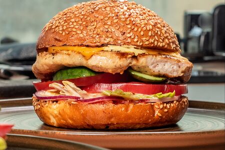 Бургер с куриной котлетой и свежими помидорами