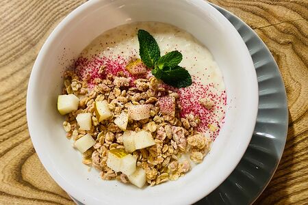 Каша овсяная с ягодными мюсли и фруктами