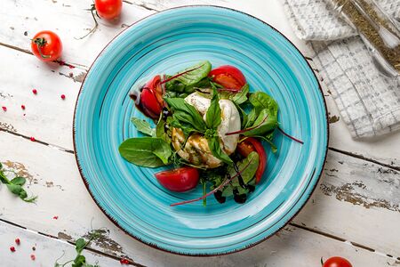 Салат с бурратой и томатами