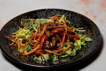 Теплый салат с говядиной