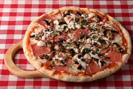 Пицца с ветчиной и грибами