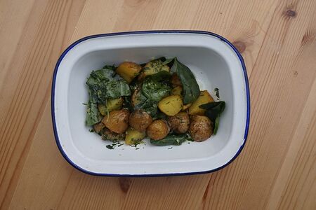 Бэйби-картофель с соусом гремолата