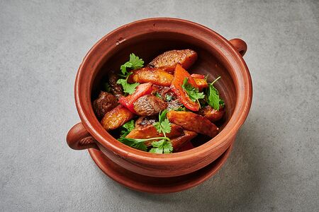 Оджахури из сочной говядины с овощами и ароматными специями