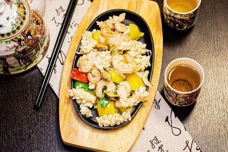 Ассорти из морепродуктов на плите