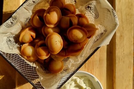 Пельмешки фри с чесночным соусом