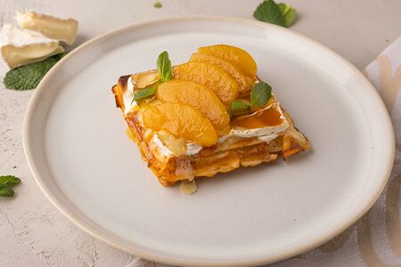 Вафля с камамбером и медовой грушей