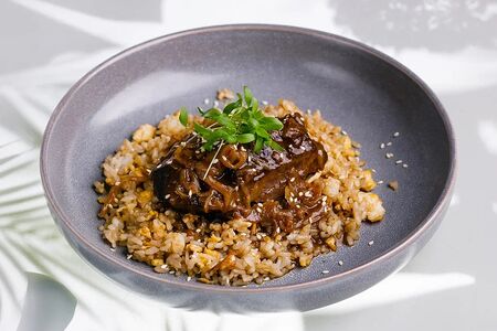 Говяжьи щёчки с жареным рисом