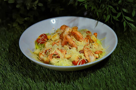 Салат Цезарь с креветками