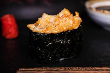 Суши спайс с креветкой