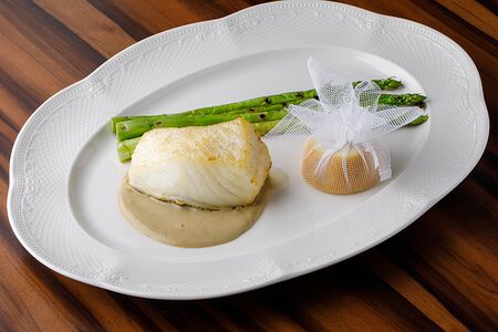 Чилийский сибас с оливковым соусом и спаржей