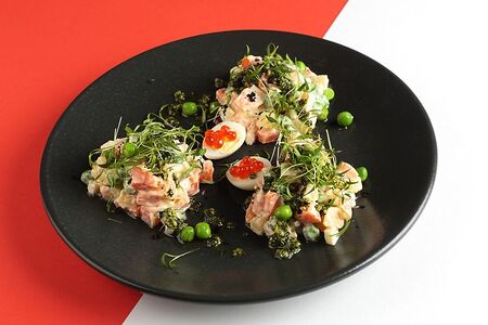 Оливье с семгой и перепелиным яйцом