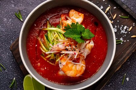 Томатный кукси с креветками и лососем