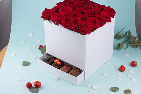Шкатулка с Красными розами 25 шт и десертом