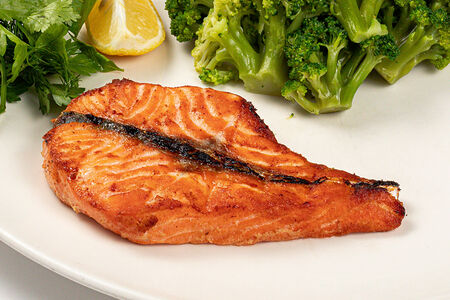 Стейк из семги с брокколи